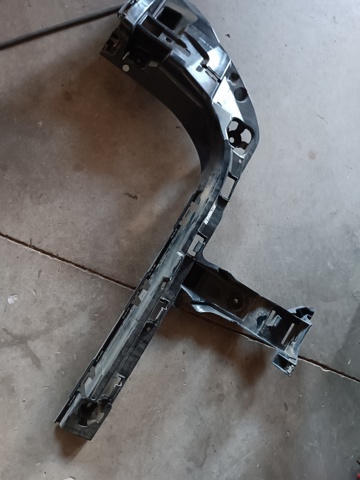 Кронштейн бампера заднего, правый 51127381120 BMW