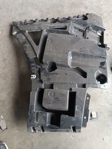 Направляющая заднего бампера, левая 51127400667 BMW