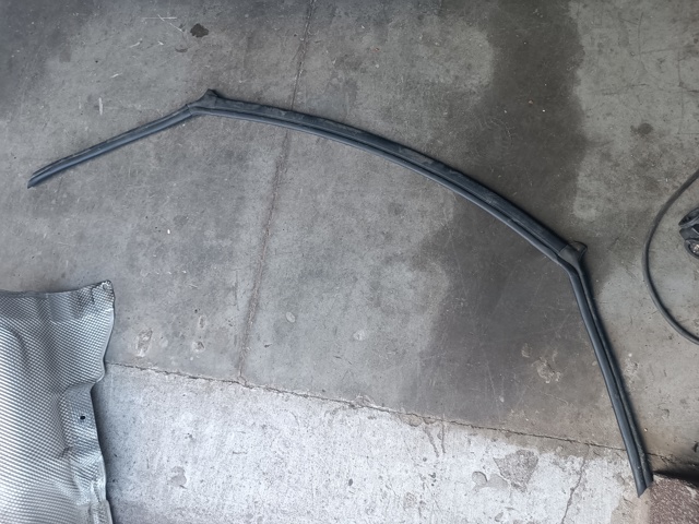 Уплотнитель капота 51767329384 BMW