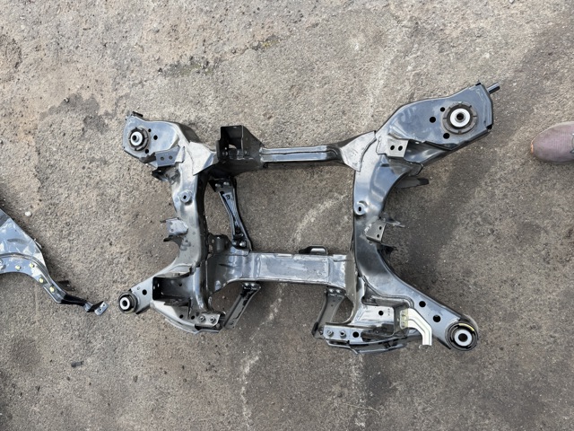 Балка задней подвески поперечная 554005MP0B NISSAN