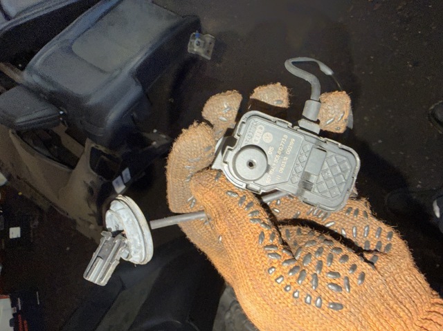 Замок открывания лючка бензобака 5C6810773B VAG