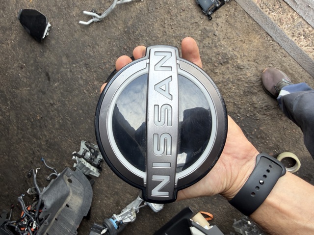 Эмблема решетки радиатора 628905MP0A NISSAN
