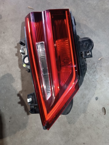 Фонарь задний внутренний правый 63217465510 BMW