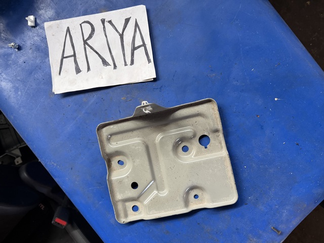 Подставка аккумулятора (АКБ) 648665MP1H NISSAN