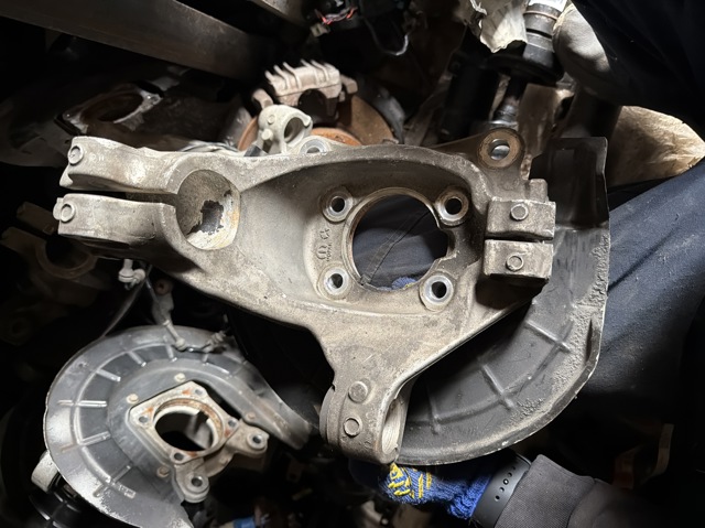 Кулак поворотный передний левый 68080869AD CHRYSLER