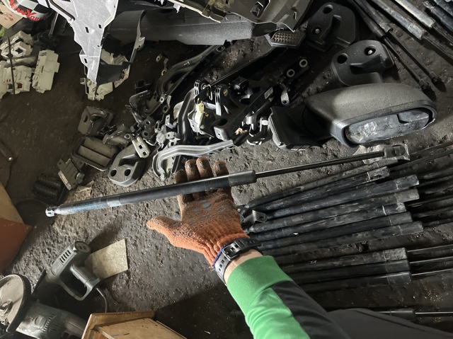 Амортизатор для багажника газовый 68103072AB CHRYSLER