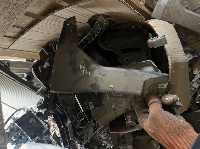 Правый кронштейн заднего бампера 68257152AA CHRYSLER