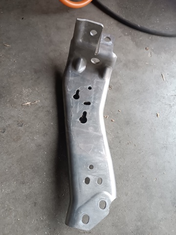 Кронштейн усилителя переднего бампера 7301585 BMW