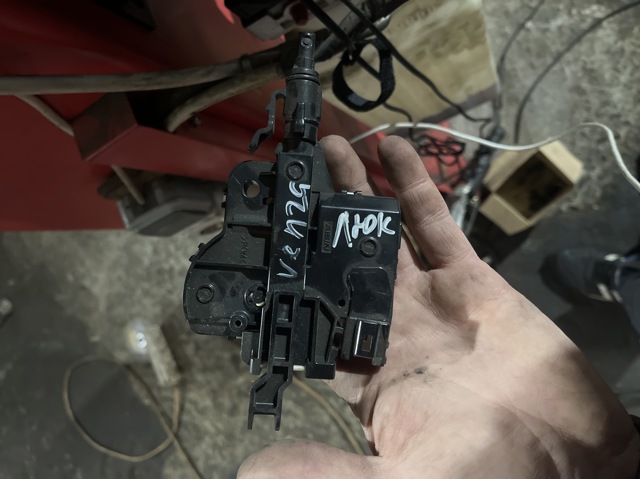 Замок открывания лючка бензобака 7703048110 TOYOTA