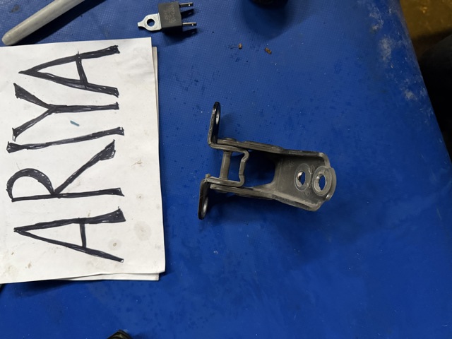 Петля передней двери правая 804016RA0A NISSAN