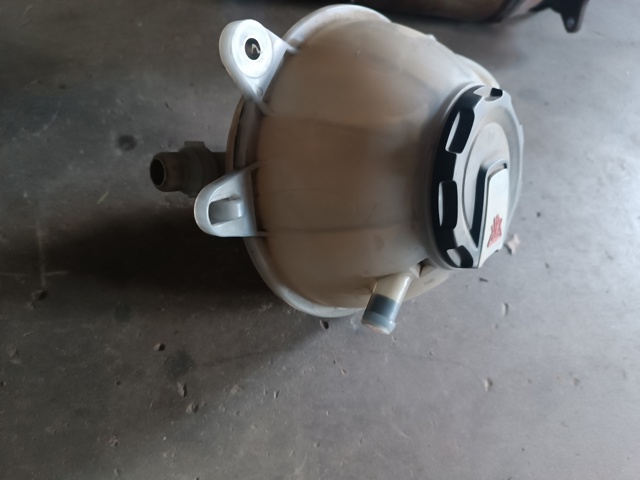  Расширительный бачок 80A121405AQ VAG