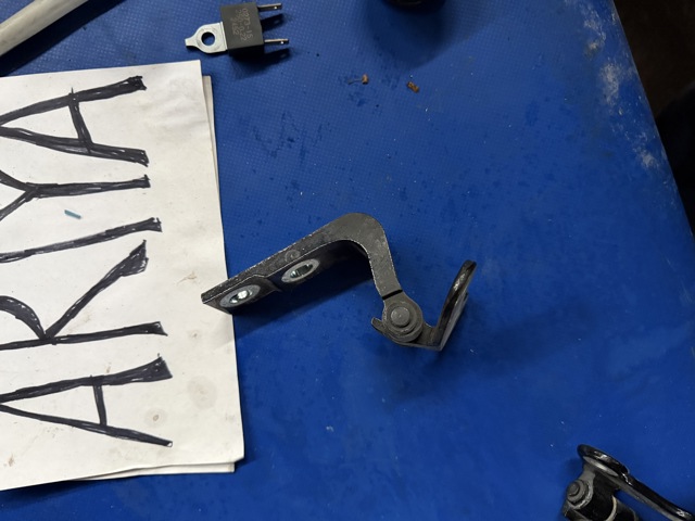 824206RA0A NISSAN Петля двери задней правой купить в Павлоград
