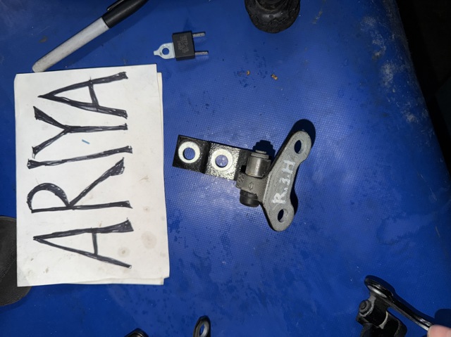 Петля двери задней правой 824206RA0A NISSAN