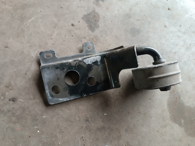 Подушки глушителя 8D0253147G VAG