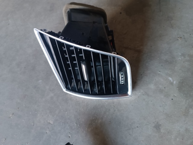Решетка воздуховода левая 8R1820901L VAG
