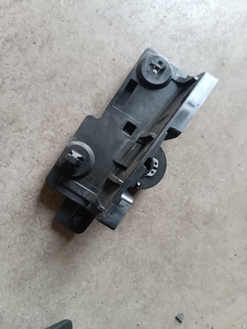 Кронштейн ручки открывания капота 8W1823633C VAG