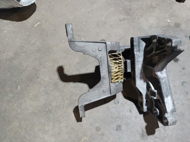 Правая опора двигателя A2472405700 MERCEDES
