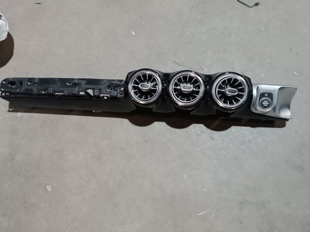 Молдинг (накладка) приборной панели "торпедо", правый A2476805902 MERCEDES