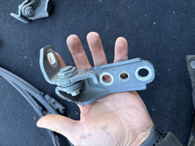 Петля передней двери правая BB537822800AM FORD