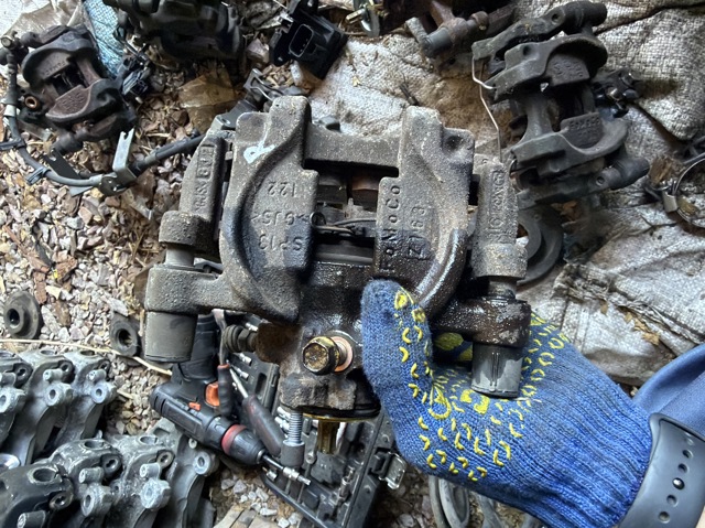 Задний правый суппорт DG9Z2552C FORD