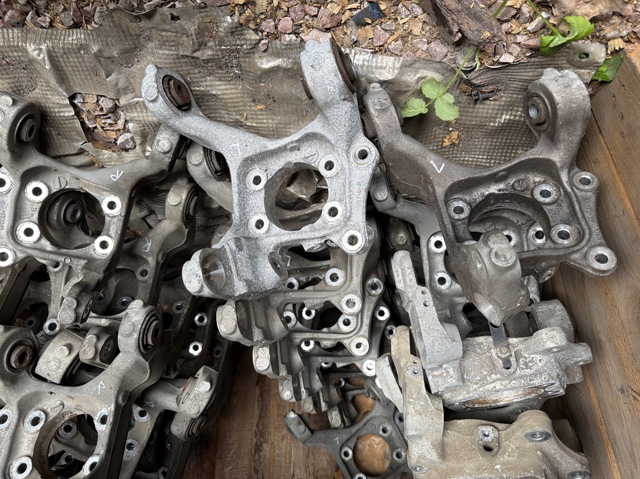 Кулак поворотный левый E1GZ5B759B FORD
