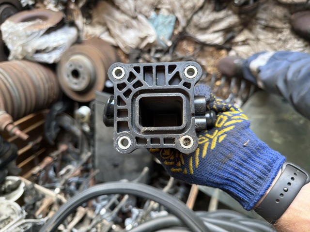 K2GE8K556AB Фланец системы охлаждения купить Полтава