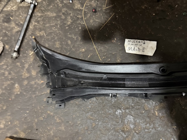 FORD LJ8Z58018A16AA Водосток лобового стекла, жабо в наличии Запорожье