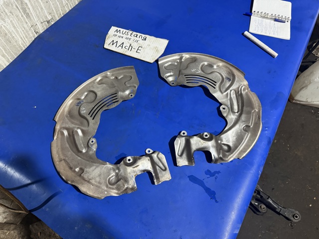 Пыльник тормозного диска переднего левого LJ9Z2K005B FORD