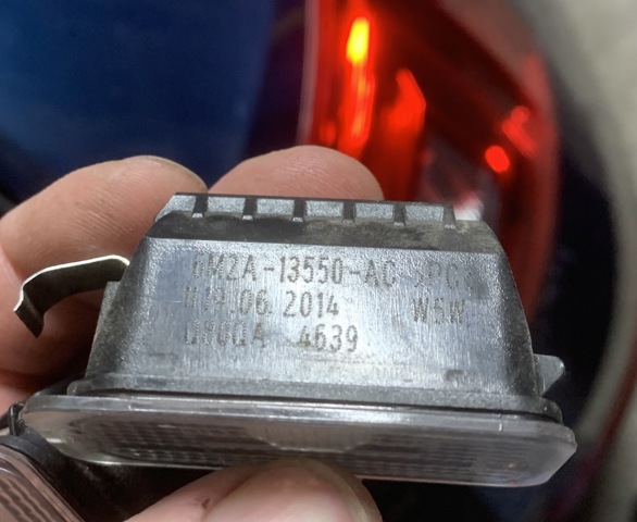 6M2A13550AC Фонарь подсветки номерного знака купить Ужгород