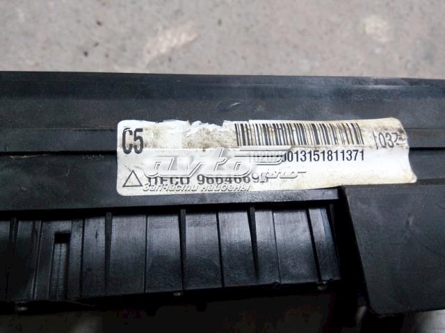 Панель предохранителей 96647287 GM