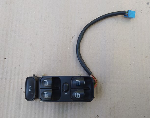 Кнопочный блок управления стеклоподъемником передний левый mercedes w203 (передние кнопки с дефектами)  A2038200110