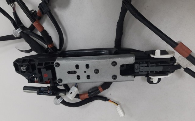 Держатель наружной ручки двери, задней левой 6920378010 TOYOTA