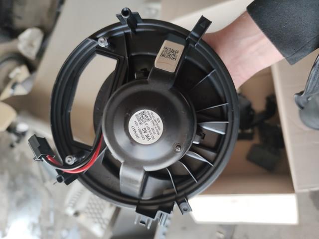 Мотор вентилятора печки (отопителя салона) 3Q1819021d