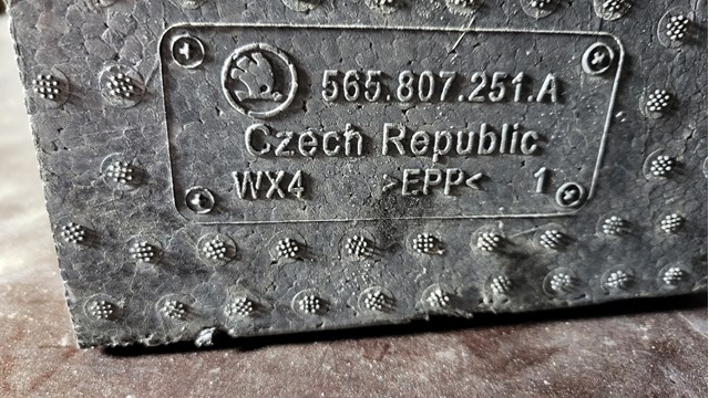 Наполнитель заднего бампера 565807251A VAG