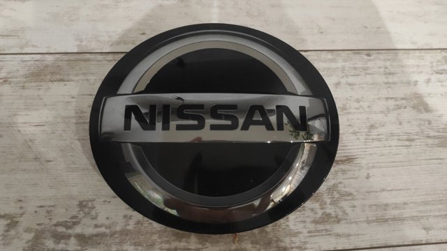 Эмблема решетки радиатора 628907FW0A NISSAN