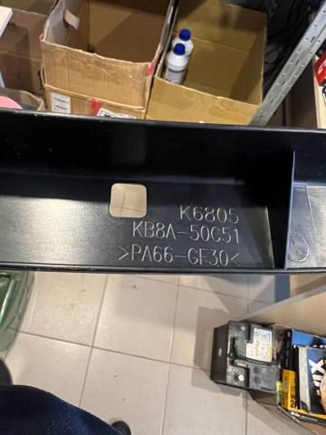 Молдинг бампера заднего, центральный KB8A50C51A MAZDA