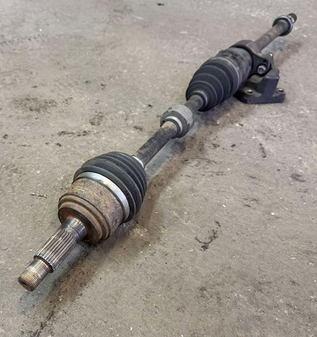 GD752550XC Mazda Полуось (привод) передняя правая