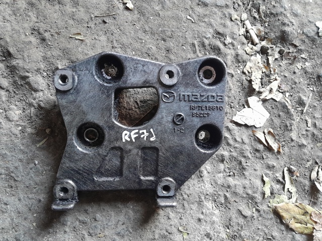 Кронштейн компрессора кондиционера RF7L15810 MAZDA