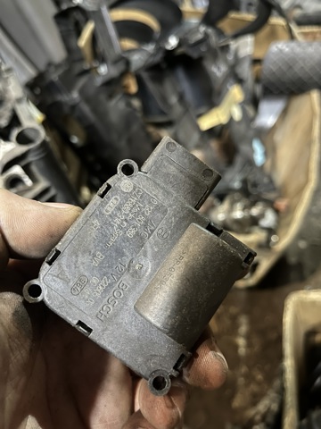 Мотор заслонки печки 0132801359 BOSCH