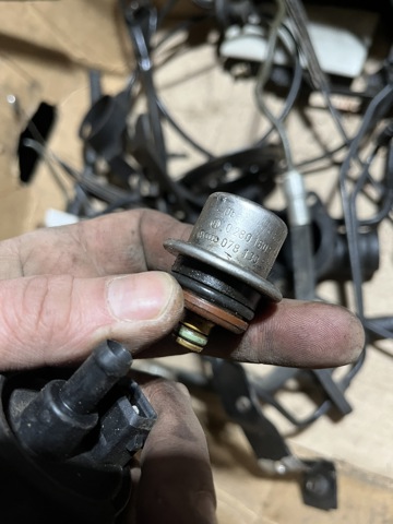 Регулятор давления топлива в топливной рейке Skoda SuperB I