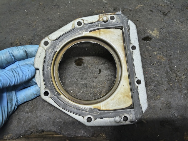 Сальник коленвала коренной 04L103171 VAG