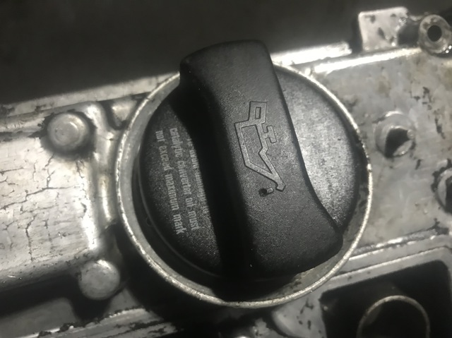 Крышка масляной горловины 06A103485C VAG