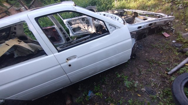 Панель передней двери правой 1055087 FORD