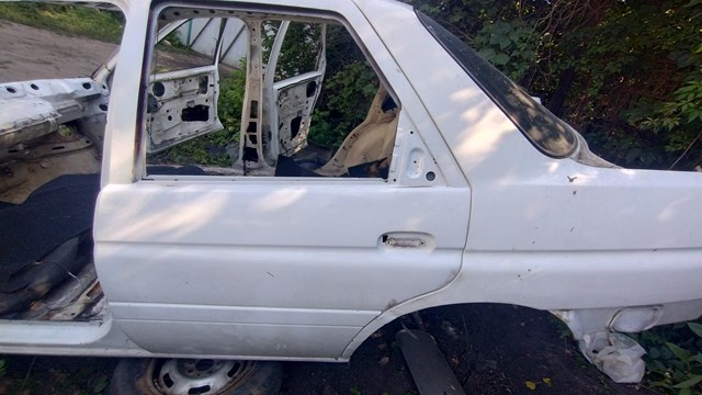 Панель-щека двери задней левой 1055098 FORD