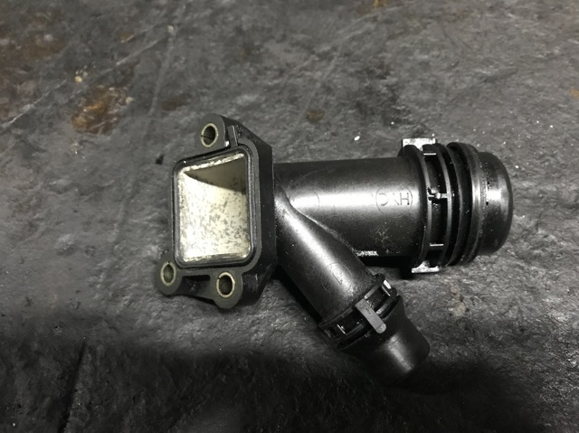 Водяной патрубок 11122247744 BMW