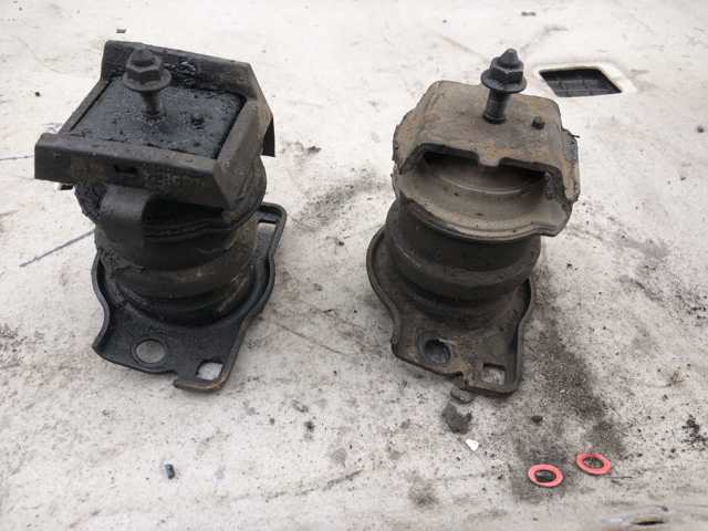 Подушка двигателя левая/правая 11220EB305 NISSAN