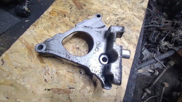 Кронштейн подушки (опоры) двигателя, правой 112318H800 NISSAN