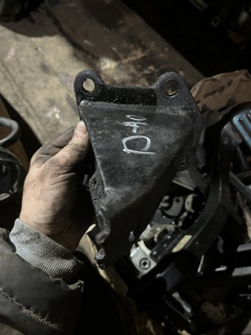 Кронштейн подушки (опоры) двигателя, левой 11233EB300 NISSAN