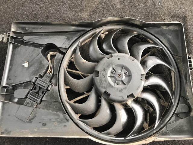 Диффузор радиатора охлаждения в сборе с крыльчаткой 1152936 FORD