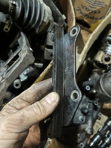 Успокоитель цепи ГРМ, левый 130852W200 NISSAN
